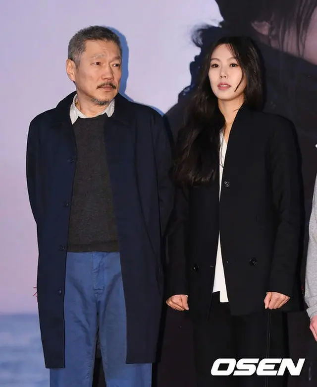 映画「オン・ザ・ビーチ・アット・ナイト・アローン（夜の浜辺で一人）」メディア試写会に出席した女優キム・ミニとホン・サンス監督