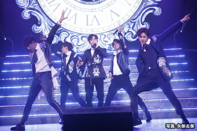 「B1A4」左からゴンチャン、サンドゥル、ジニョン、バロ、シヌゥ