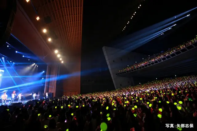 「B1A4」と一体となる会場の様子