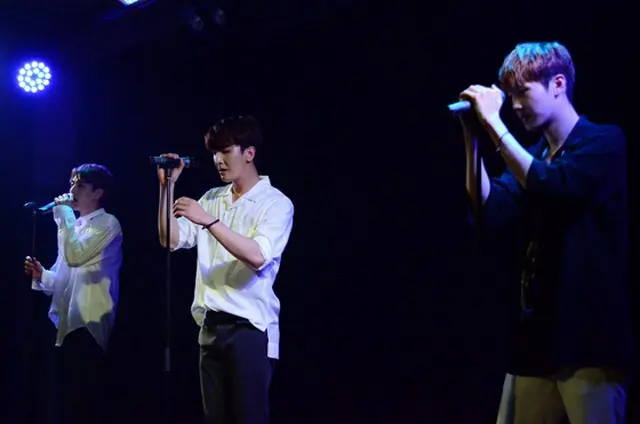 「L.A.U」