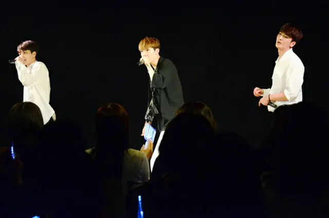 「L.A.U」