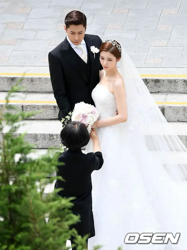 左から「SHINHWA」エリック、女優ナ・ヘミ