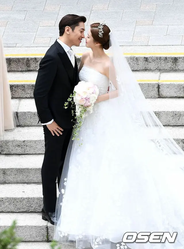 左から「SHINHWA」エリック、女優ナ・ヘミ