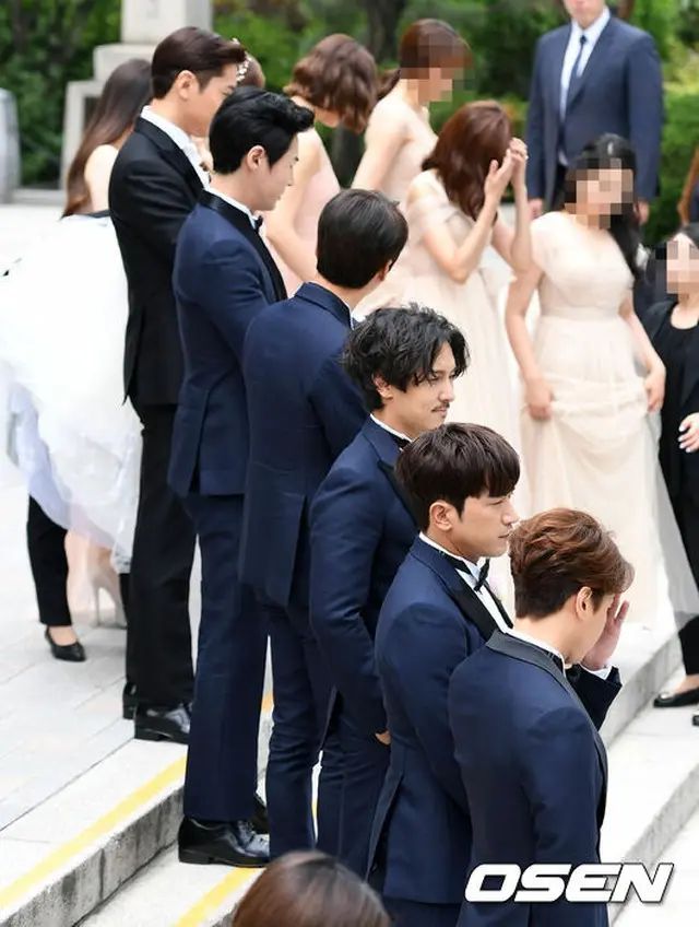 左から「SHINHWA」エリック、チョンジン、ヘソン、ドンワン、ミヌ、アンディ