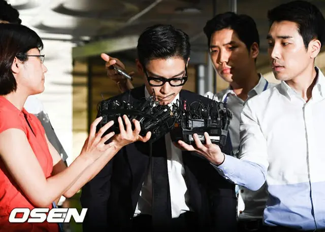 裁判所に到着した「BIGBANG」T.O.P