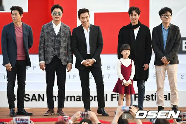 左から俳優コ・ス、パク・ヒスン、イ・ビョンホン、チョ・アイン、パク・ヘイル、ファン・ドンヒョク監督