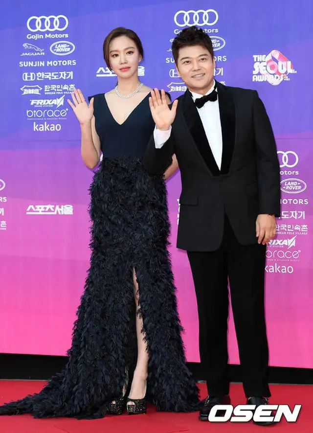 授賞式の司会を務めるキム・アジュンとチョン・ヒョンム