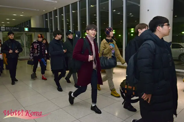 新千歳空港に到着したチョン・セウンと「MONSTA X」