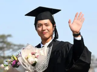2017年度明智大学第66回学位授与式に出席した俳優パク・ボゴム