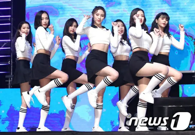 7thミニアルバム「BLACK DRESS」のショーケースを開催した「CLC」