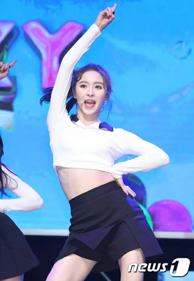 7thミニアルバム「BLACK DRESS」のショーケースを開催した「CLC」