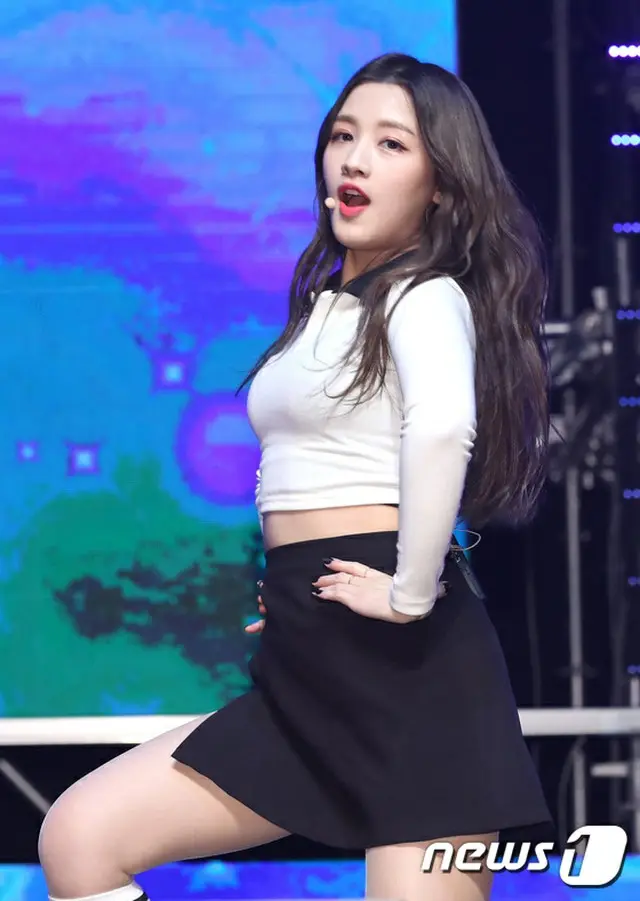 7thミニアルバム「BLACK DRESS」のショーケースを開催した「CLC」