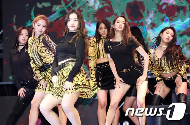 7thミニアルバム「BLACK DRESS」のショーケースを開催した「CLC」