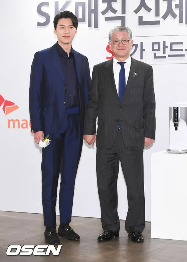 俳優ヒョンビンとチェ・シンウォンSKネットワークス会長