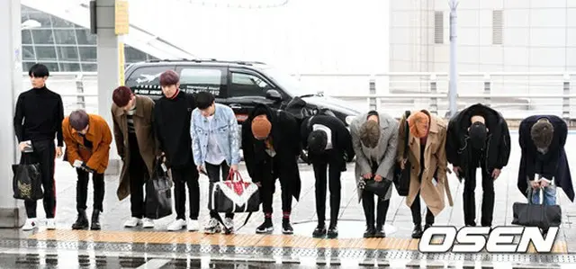 放送事故について頭を下げる「Wanna One」