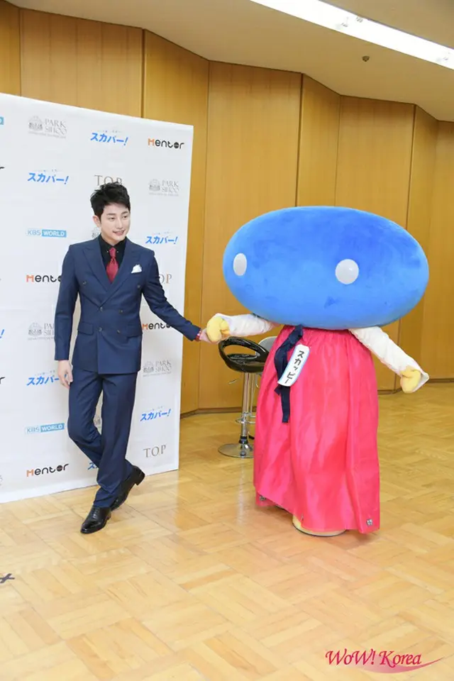 スカッピーをエスコートする俳優パク・シフ