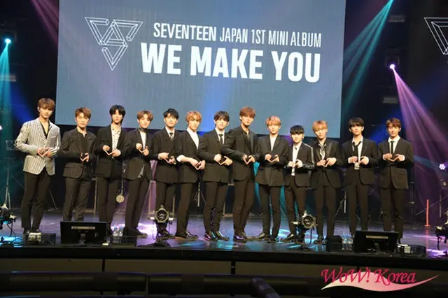 「SEVENTEEN」左からジュン、ディノ、ディエイト、ホシ、ウォヌ、バーノン、エスクプス、ミンギュ、ジョンハン、ウジ、スングァン、ジョシュア、ドギョム