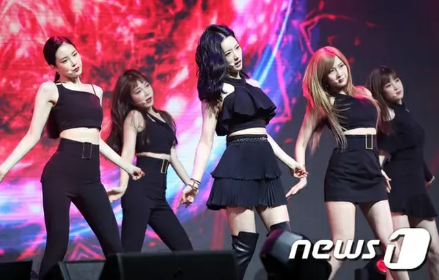 7thミニアルバム「One & Six」のショーケースを開催した「Apink」