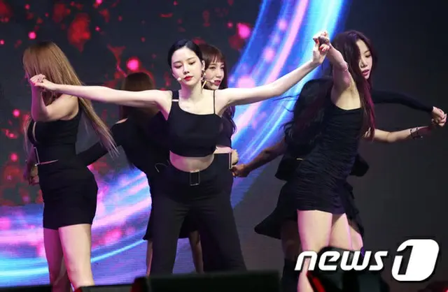 7thミニアルバム「One & Six」のショーケースを開催した「Apink」