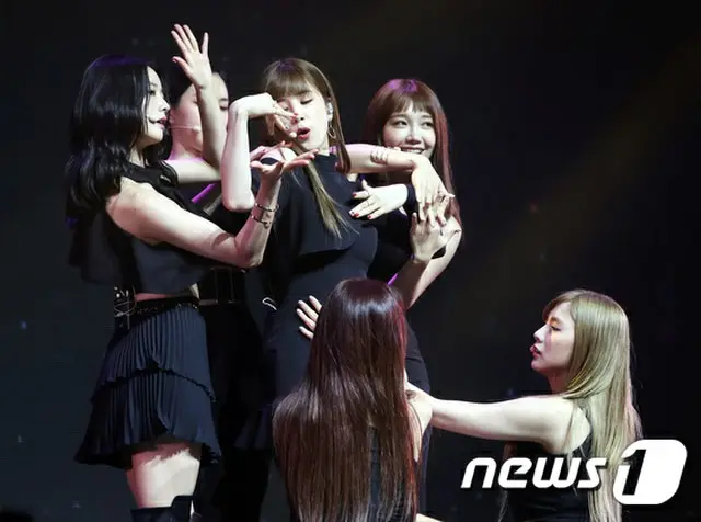 7thミニアルバム「One & Six」のショーケースを開催した「Apink」