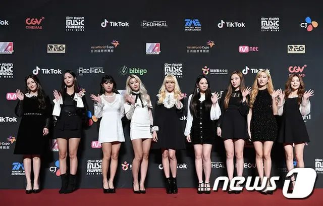 「MOMOLAND」