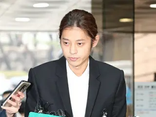 ソウル中央地方裁判所に出頭した歌手チョン・ジュンヨン