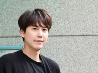 ファンに除隊のあいさつをするキュヒョン（SUPER JUNIOR）