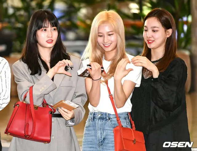 「TWICE」左からモモ、サナ、ナヨン