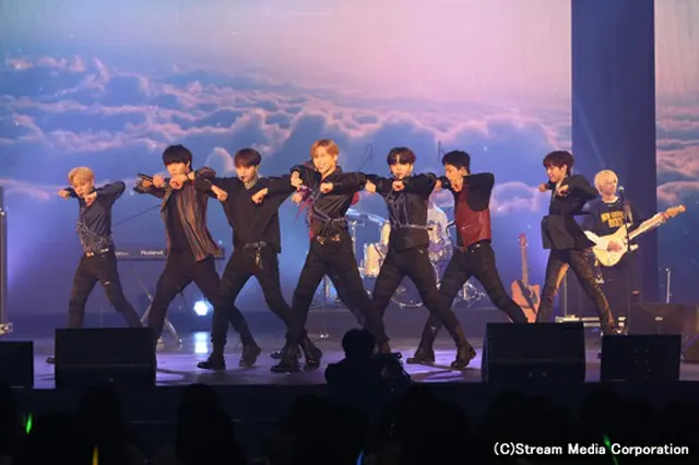 兄弟グループ「ONEWE+ONEUS」のコラボステージ
