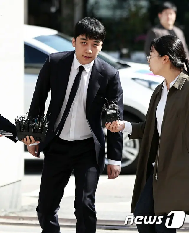 2回目の警察取り調べのため出頭した歌手V.I（元BIGBANG）