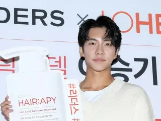 化粧品ブランドのファンサイン会に出席した俳優イ・スンギ