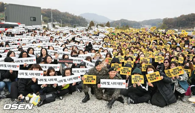 出迎えに集まったファンと記念写真を撮った「BIGBANG」D-LITE＆SOL