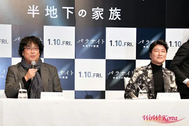左からポン・ジュノ監督、俳優ソン・ガンホ
