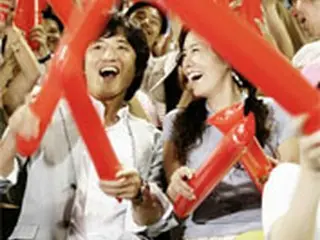 キム・ジョンウン＆チョン・ジュノ蚕室球場 “しびれるキス”