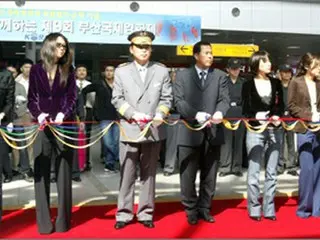 映画俳優陣　釜山国際映画祭の特別列車に乗る