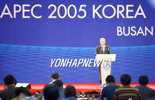 高級実務者会合での合意について説明する金宗フンＡＰＥＣ大使＝１３日、釜山（聯合）