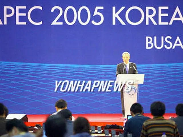 高級実務者会合での合意について説明する金宗フンＡＰＥＣ大使＝１３日、釜山（聯合）