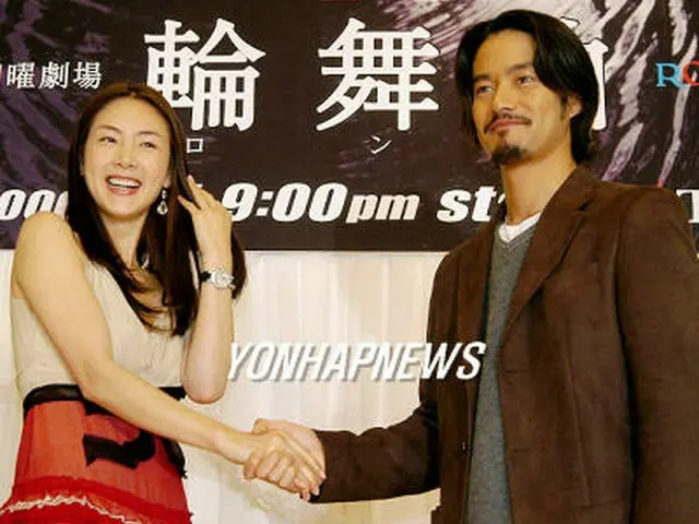 握手するチェ・ジウさん（左）と竹野内豊さん＝１８日、東京（聯合）