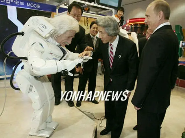 アインシュタイン型ロボットを観覧する日本の小泉首相とロシアのプーチン大統領＝１８日、釜山（聯合）