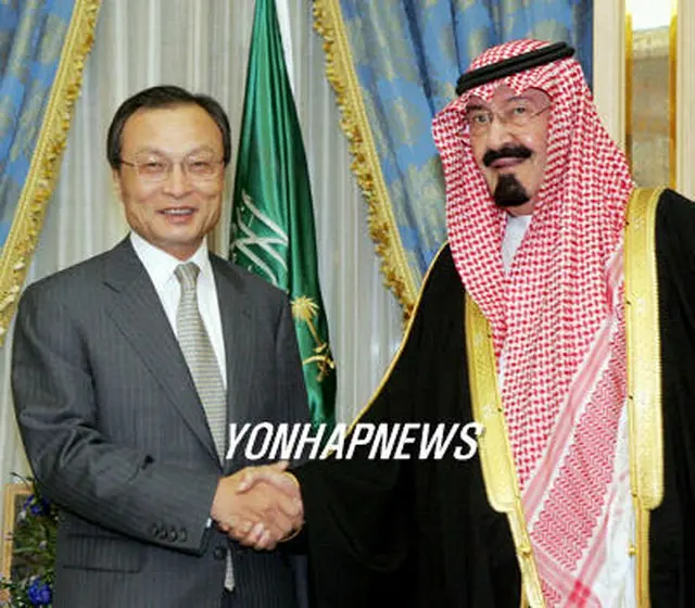 握手する李首相とアブドラ国王＝２８日、リヤド（聯合）