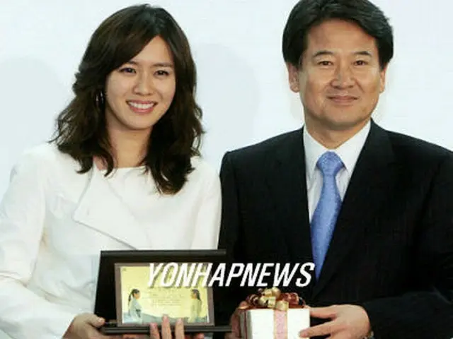 記念牌を受け取ったソン・イェジンさん（左）と鄭東泳長官＝１２日、ソウル（聯合）