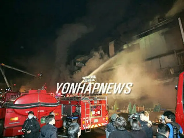 消火作業にあたる消防隊員ら＝３０日、大邱（聯合）