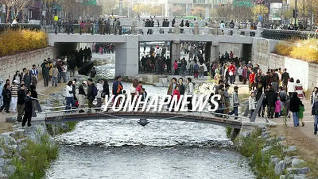 多くの人が訪れる清渓川＝ソウル（聯合）
