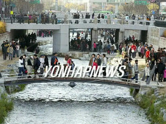 多くの人が訪れる清渓川＝ソウル（聯合）
