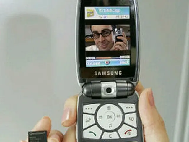 サムスン電子が開発したＨＳＤＰＡ携帯電話＝３日、ソウル（聯合）