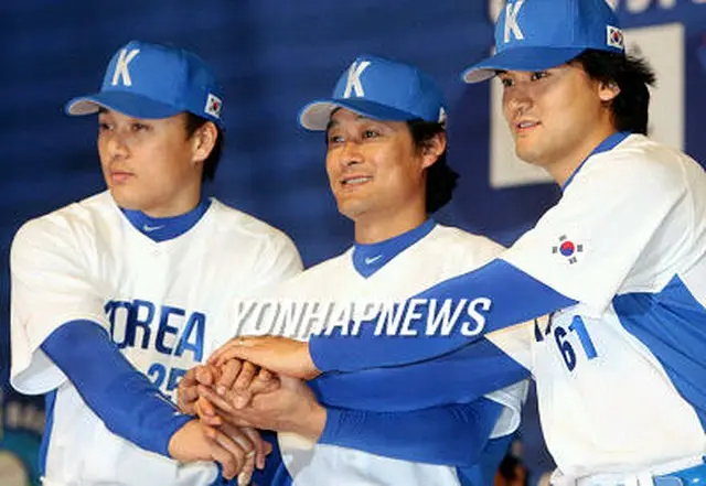 ＷＢＣ韓国代表チームの新ユニフォームを身につけ健闘を誓うイ・スンヨプ（左から）、イ・ジョンボム、パク・チャンホ＝９日、ソウル（聯合）