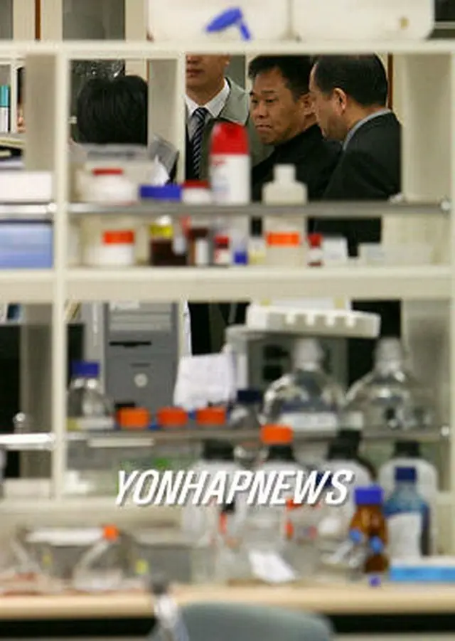 ミズメディ病院のリサーチセンターで家宅捜索を行うソウル中央地検特別捜査チームの捜査官＝１２日、ソウル（聯合）