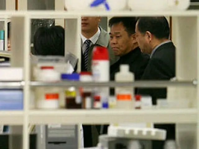 ミズメディ病院のリサーチセンターで家宅捜索を行うソウル中央地検特別捜査チームの捜査官＝１２日、ソウル（聯合）