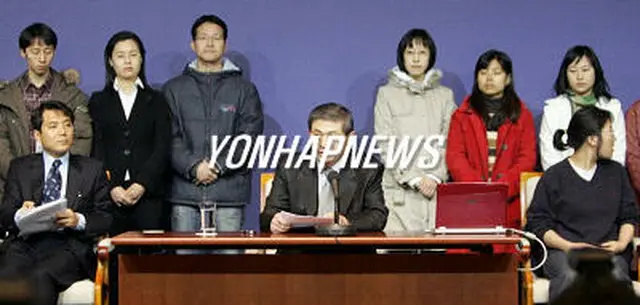 ソウル・プレスセンターで国民に向け謝罪声明を読み上げる黄禹錫ソウル大学教授＝１２日、ソウル（聯合）