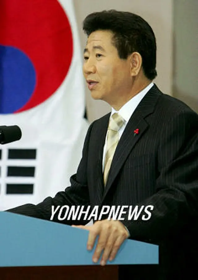 会見する盧武鉉大統領＝２５日、ソウル（聯合）